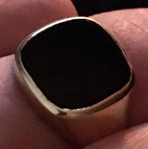 Starý zlatý pánsky prsteň s prírodným kameňom (onyx)