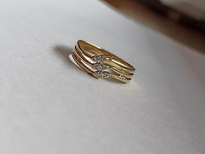 Luxusní 14K zlatý prsten s třemi briliantovými očky