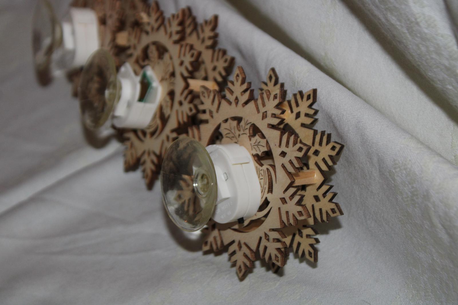 Vánoční dřevěné ozdoby s přísavkou 10 cm vločky se zvonky  - Dům a zahrada