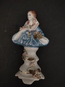 Porcelánová soška dáma