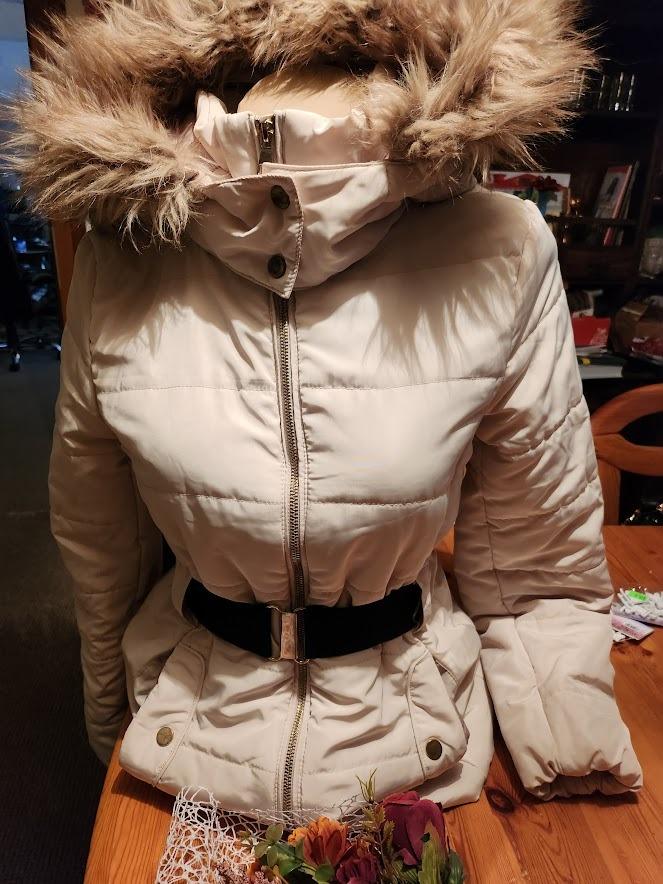 Zimná bunda s kapucňou a odnímateľným kožúškom - Dámske oblečenie