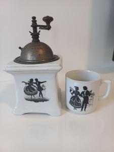 Krásny starý porcelánový mlynček na kávu rokoko Leibrocks + hrnček