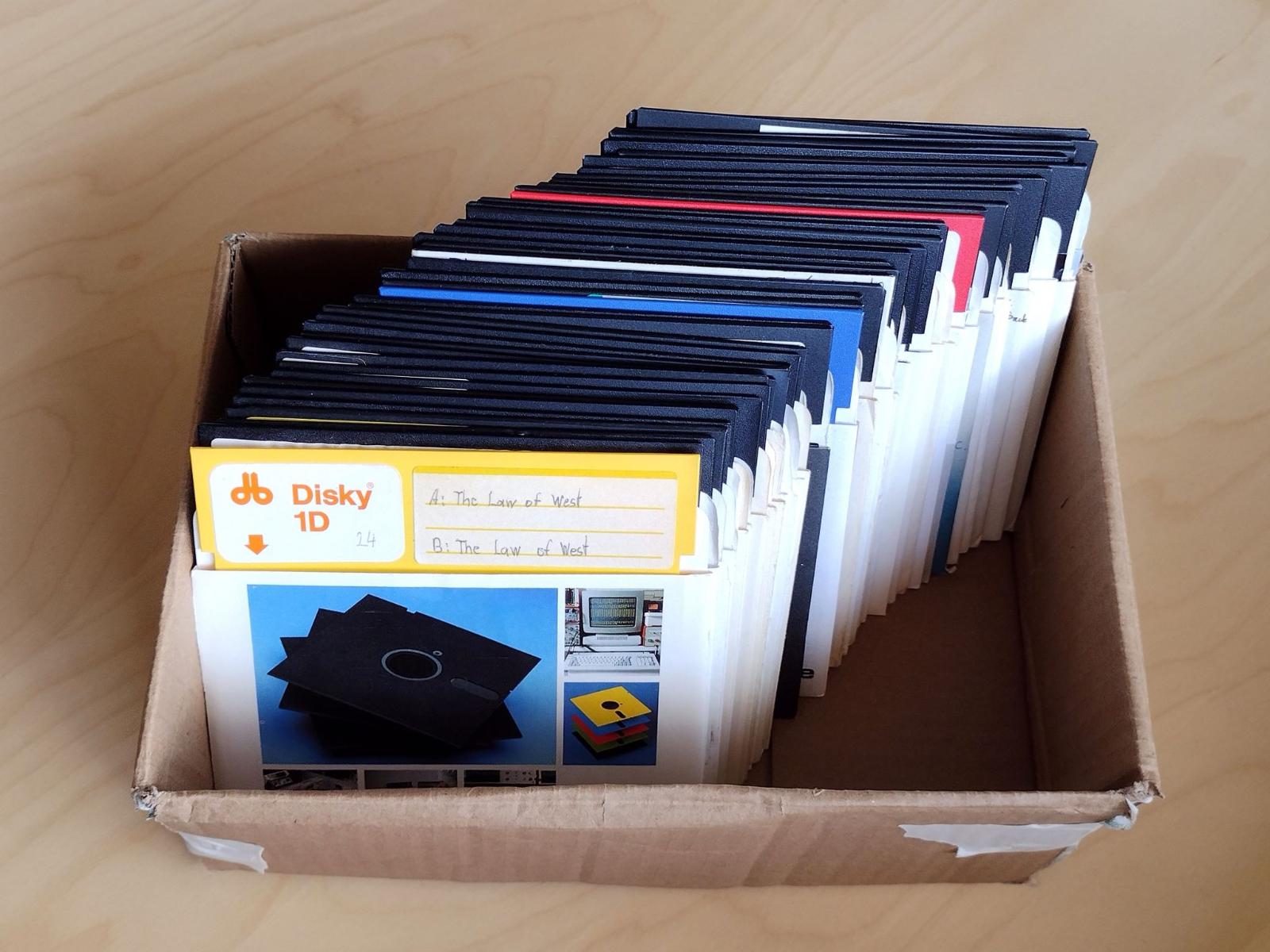 Krabica disket 5,25“ pro COMMODORE C64, funkční, 42ks disket - Počítače a hry