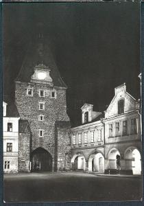 11D6412 Domažlice - náměstí, brána v noci