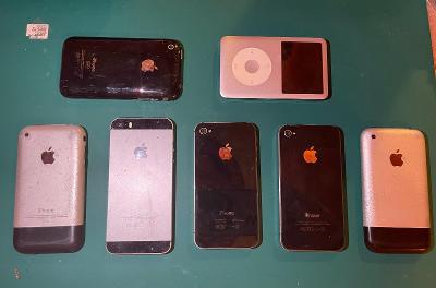 Apple zařízení - 6 starých telefonů iphone a ipod