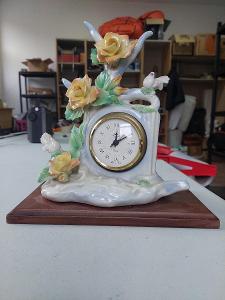 Aukce od 1kč : Porcelánové stolní hodiny 