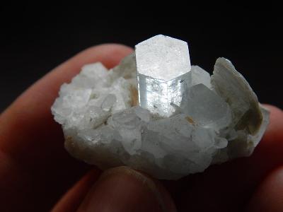 Akvamarín - ukončené průsvitné krystaly s muskovitem, Pákistán 