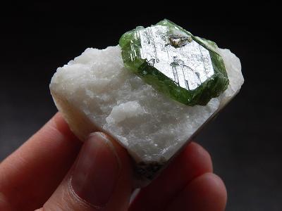 Diopsid - krásný ukončený krystal v matrixu, Afghánistán