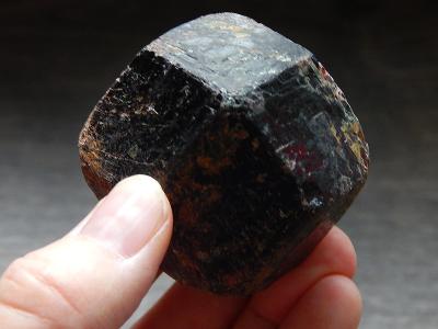 Almandin - obří (267g) přírodní krystal granátu, Afghánistán