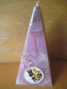 Vonná svíčka borůvka - vysoký jehlan 20cm, základna 9,5cm, ruční práce
