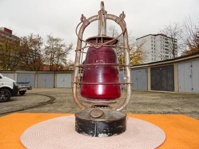 Krásná velká červená německá petrolejka - drážní lampa