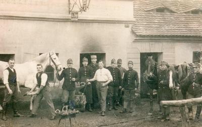 Vojáci a koně před kovárnou v Třebenicích - fotokopie