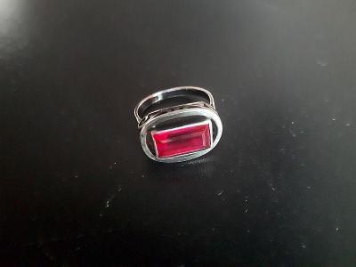 Starožitný Ag prsten s velkým červeným kamenem