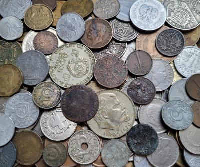 hromada starých mincí z pôdy