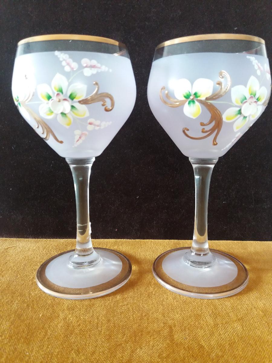 ZľAVA Dve poháre pre zamilovaných s plastickými kvetmi, asi Borské sklo - Starožitnosti