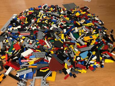 Lego mix různých dílů. 3,11kg