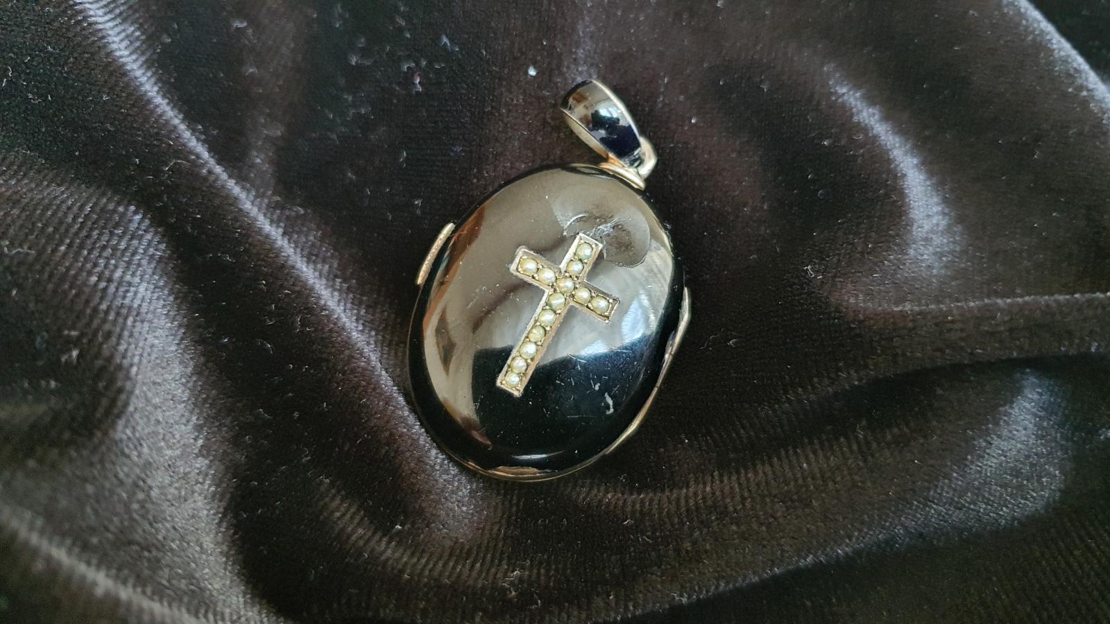Starožitný prívesok zo striebra ( medailón, perličky, smalt ) - Starožitné šperky