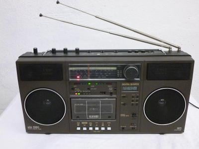Sbírkový přenosný radiomagnetofon  RFT SKR 550  
