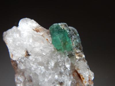 Smaragd - plně ukončený krystal v matrixu, Afghánistán