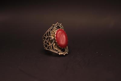Bižuterie - masivní prsten s červeným kamenem od 1kč