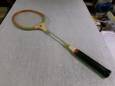 r3443p * stará raketa na badminton