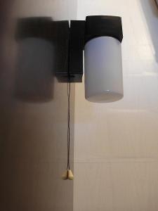 Funkcionalistická bakelitová nástěnná lampa se šňůrkovým vypínačem
