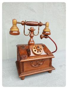 Starý dřevěný dekorativní telefon jako šperkovnice  