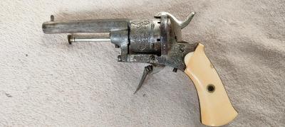 Zdobený revolver lefaucheux se slonovinovou rukojeťí(1850) 