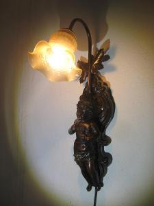 Figurální závěsná lampa