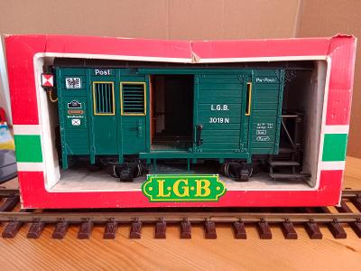 LGB 3019 N zelený poštovní vůz osvětlený (kovové nápravy).