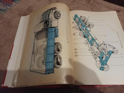 Stará kniha o automobilech a motorkach