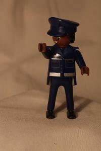 Playmobil City figúrka policajta v uniforme