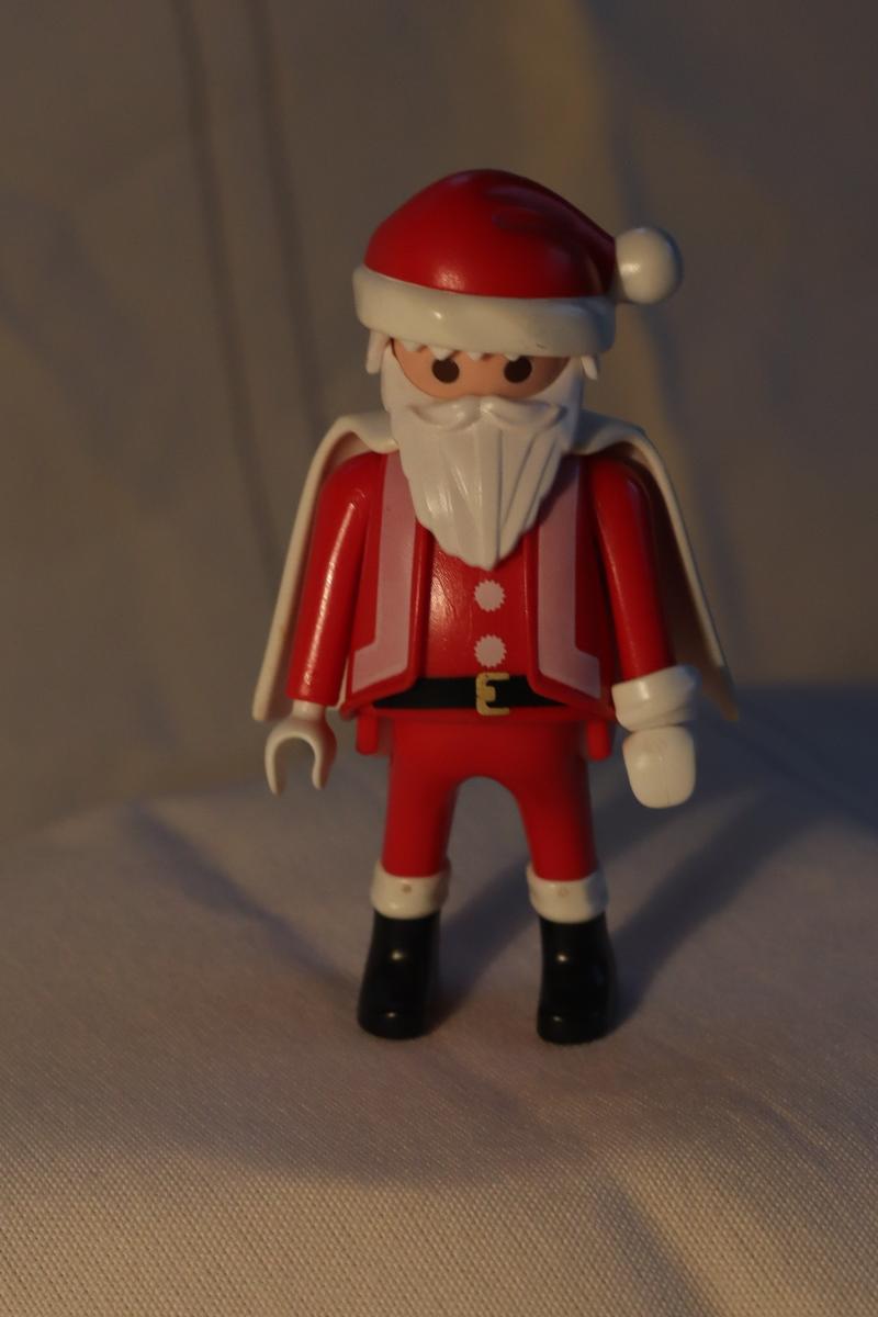 Playmobil Vianoce figúrka Santa Klaus v pláštiku - Deti