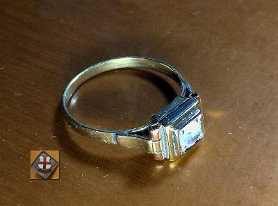 Zlatý prsteň štvorcový s bielym kameňom (dámsky, žlté zlato, vel. 57)