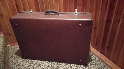 Starý velký kufr