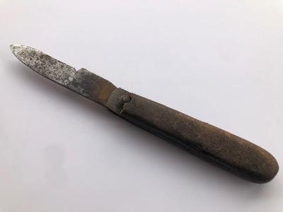 Starý zavírací kapesní nůž - dřevěné střenky