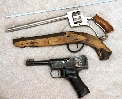 stará flobertka, perkusní pistole a vzduchovka