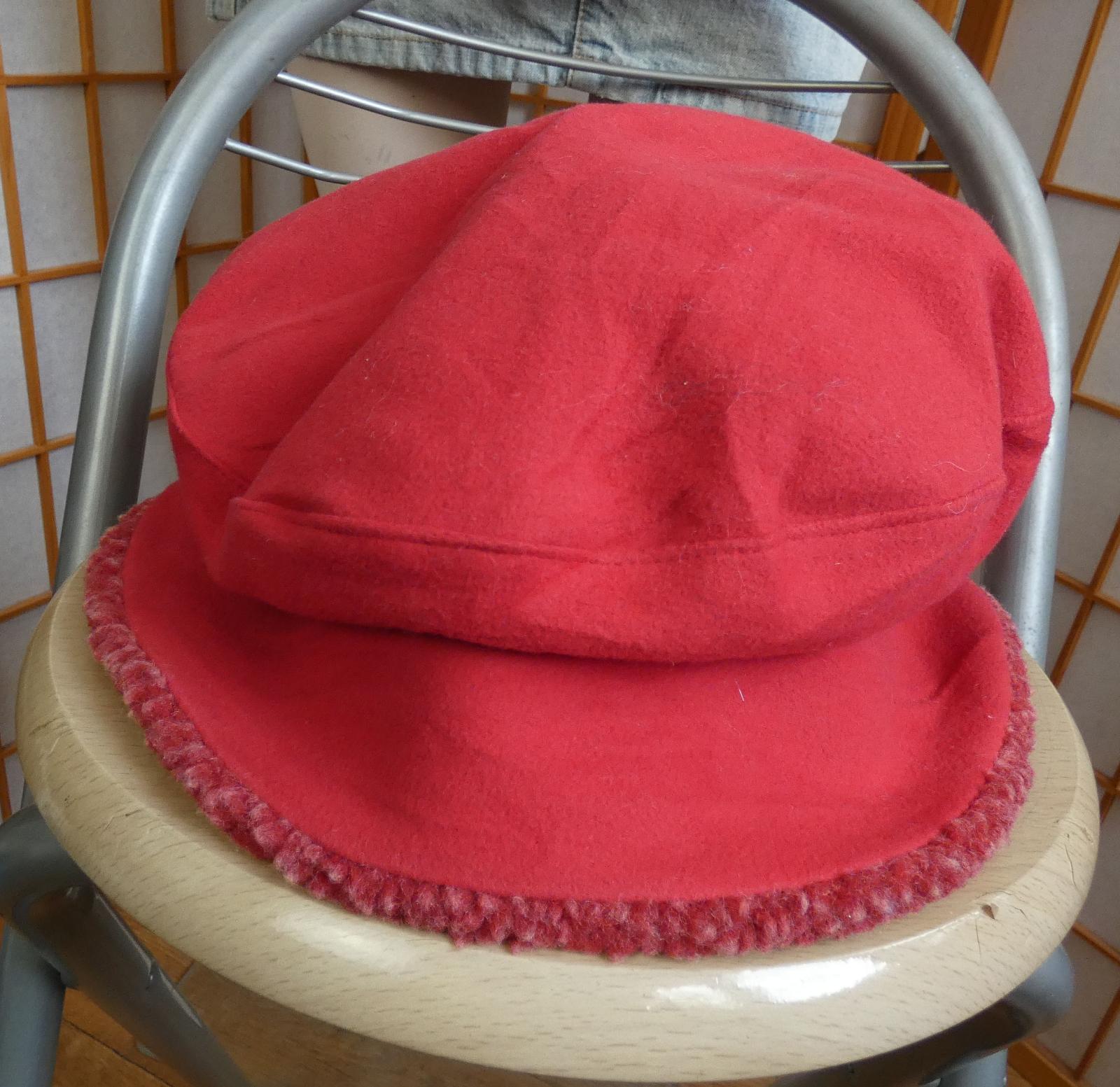 Dámska červená flísová čiapka ELAINE FRAME SCOTLAND 55cm/L ako nová - Módne doplnky
