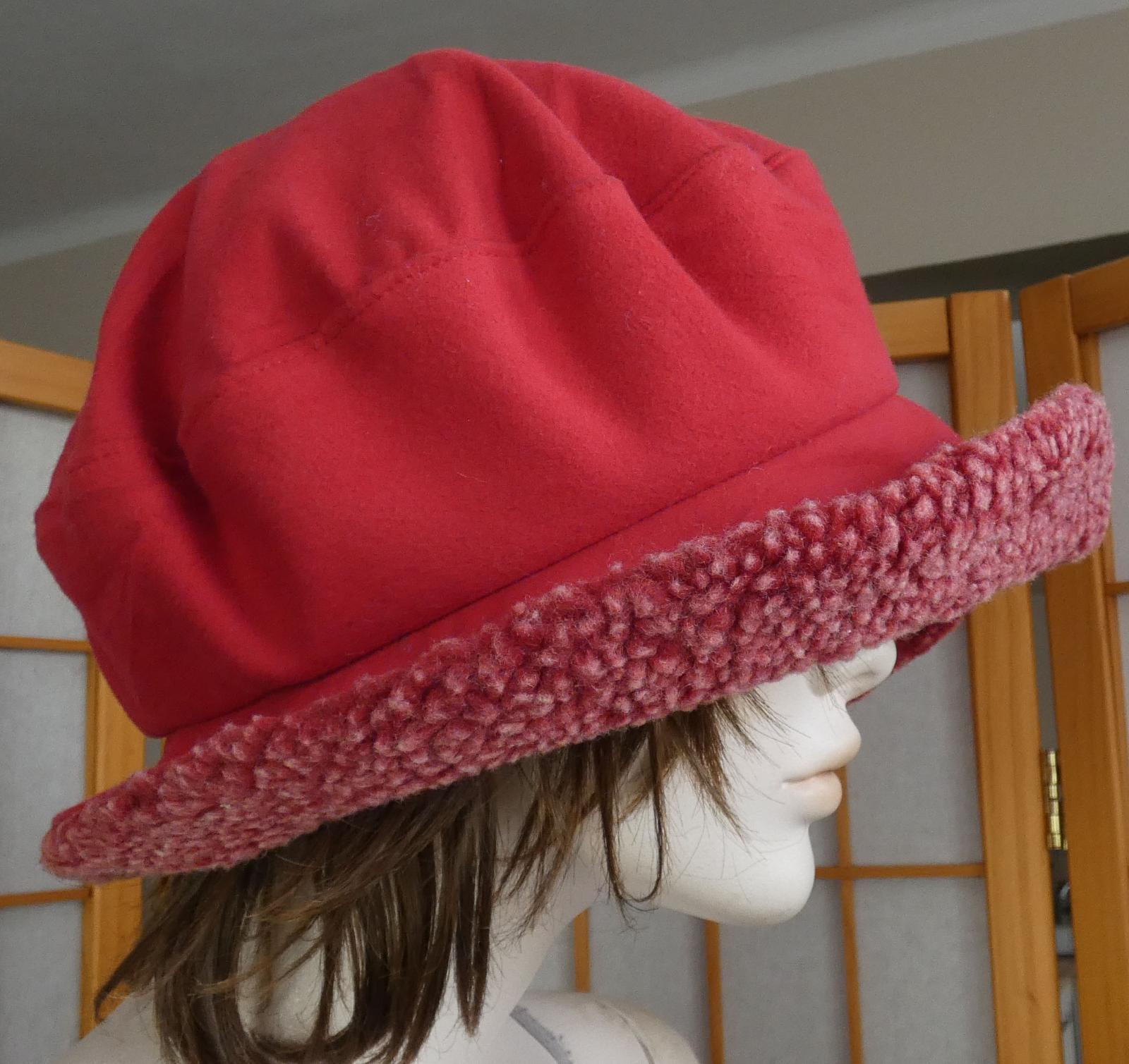 Dámska červená flísová čiapka ELAINE FRAME SCOTLAND 55cm/L ako nová - Módne doplnky