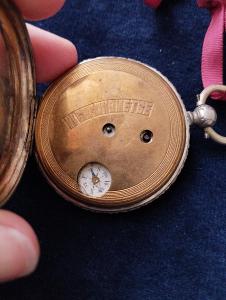 Strieborné vreckové hodinky s rytým strojčekom