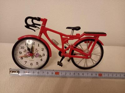 hodiny v tvare červeného bicykla