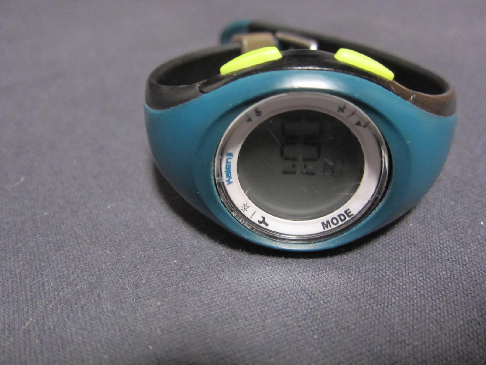 Bežecké hodinky so stopkami Kalenji W200 modro-čierne - Vybavenie na ostatné športy