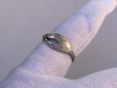 Decentní dámský stříbrný prsten zdobený rytinou.
