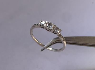 Exklusivní decentní dámský stříbrný prsten bohatě osázený kamínky