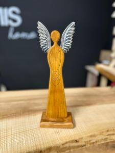 Ručně vyráběný anděl z třešňového dřeva a s leštěnými křídly 33 cm
