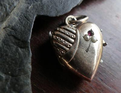 Srdce, otevírací stříbrný medailon na fotky, kamínky, biedermeier