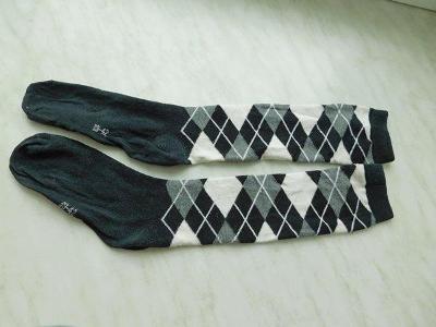 Pěkné černobílé vysoké ponožky - vel. 39-42, dél. od paty nahoru 36 cm