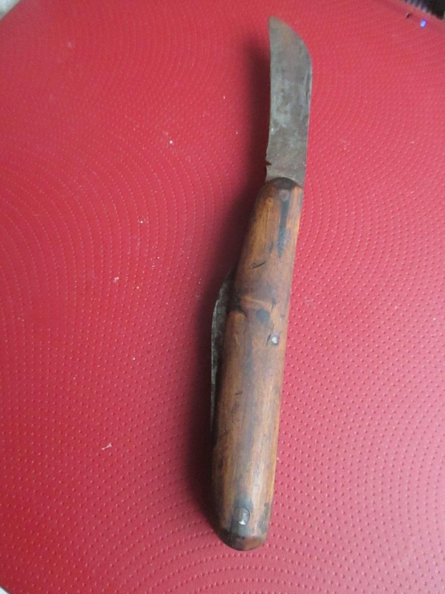 Ponúkam starožitný nôž s drevenou rukoväťou. Značené - Šport a turistika