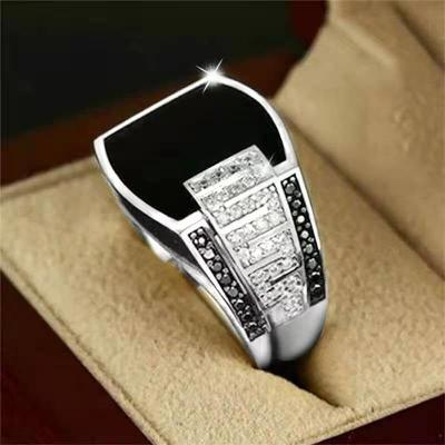 Krásný prsten s imitací diamantů, spinely, černý smalt.Nenošený.Vel.63