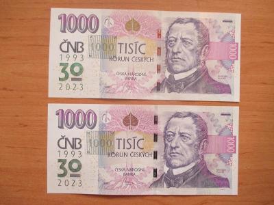Dvě bankovky 1000 Kč s přítiskem čísla po sobě jdoucí